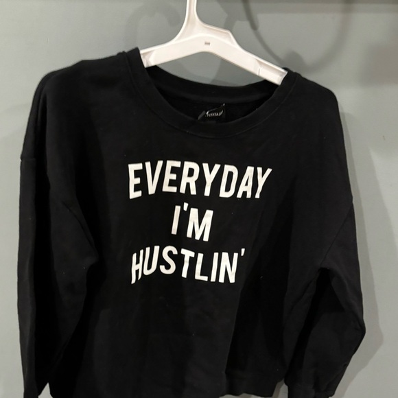 Everyday I’m Hustlin’ black crewneck sweatshirt S - Picture 4 of 4